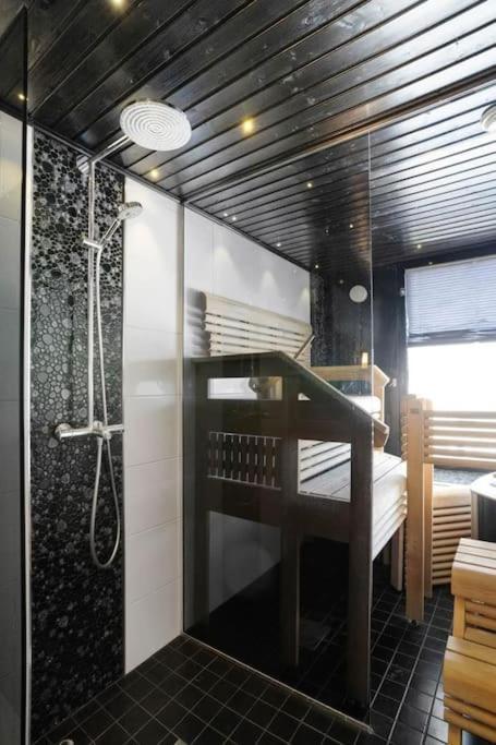 רובניימי Majestic Penthouse With Sauna & High-Speed Wi-Fi And Parking מראה חיצוני תמונה